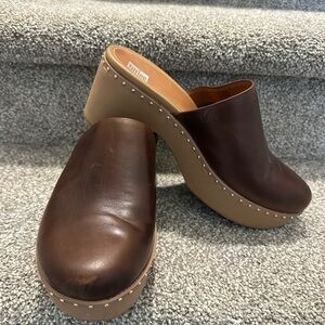 FitFlop Pilar Leather Clogs Chocolate Brown